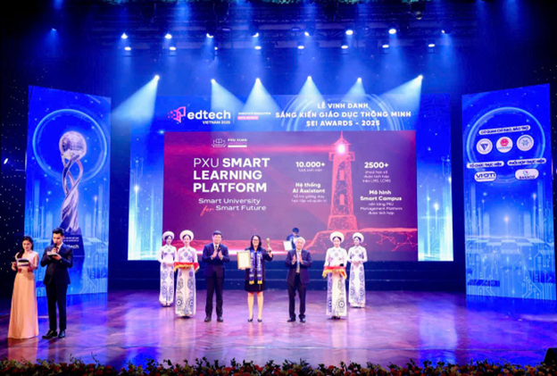 Bà Nguyễn Thị Tuyết Nhung đại diện Trường Đại học Phú Xuân nhận giải “Sáng tạo giáo dục của năm” tại Smart Education Initiative Awards (SEI Awards) 2025.