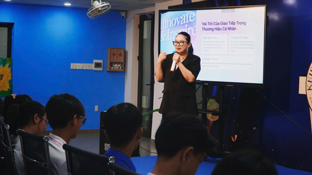 Bà Nguyễn Thị Tuyết Nhung chia sẻ về quản trị thương hiệu cá nhân với sinh viên Trường Đại học Phú Xuân.