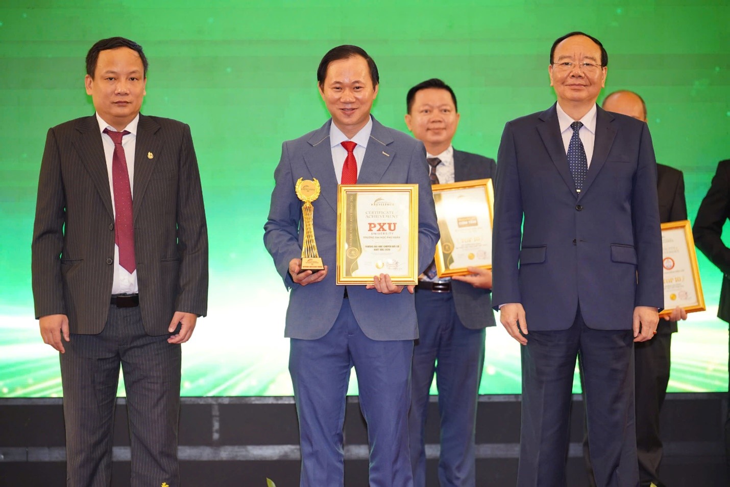 Top 10 Trường học Chuyển đổi số Xuất sắc: Trường Đại học Phú Xuân tăng lợi thế nghề nghiệp cho sinh viên thời AI